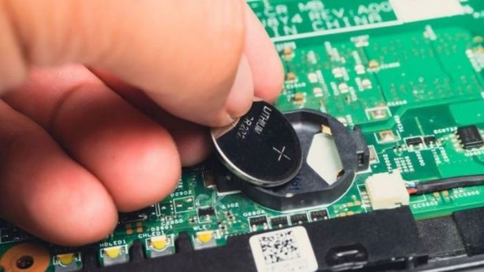 Thực hiện thay pin và thiết lập lại ngày giờ.