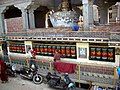 Tháp và bánh xe cầu nguyện nằm trên con đường chính ở McLeod Ganj.