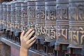 Một cậu bé đang quay bánh xe cầu nguyện tại Swayambhunath, Nepal.