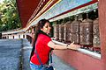 Xoay bánh xe cầu nguyện tại Tu viện Rumtek.