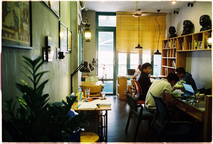 Ảnh 2 của quán Slowee Coffee and Books