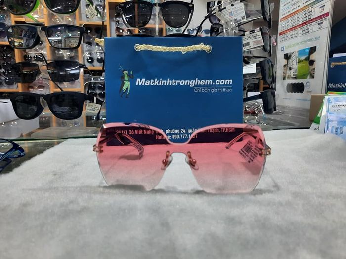 Hình ảnh 2 của Mắt Kính Trong Hẻm