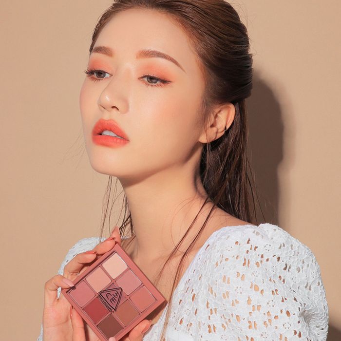 Để đạt được màu sắc phấn mắt tốt nhất, hãy chọn loại phấn có chất liệu bột mịn ảnh 1