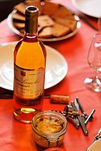 Một đĩa terrine gan béo kèm theo chai Sauternes