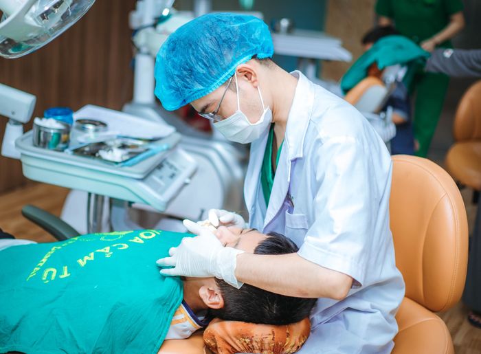 Nha Khoa Cẩm Tú - Bác sĩ Hùng ảnh 1