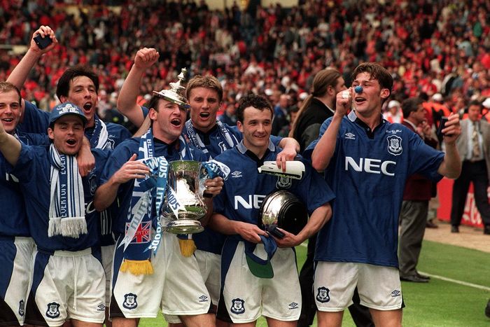 Các cầu thủ Everton ăn mừng chức vô địch FA Cup năm 1995 ảnh 1