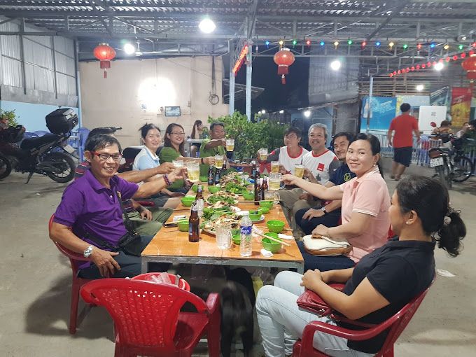 Khách thưởng thức bữa ăn tại nhà hàng ảnh 1
