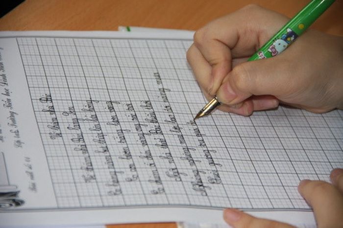 Nhờ chiếc bút này, em viết được chữ nét thanh nét đậm đều và đẹp. ảnh 1