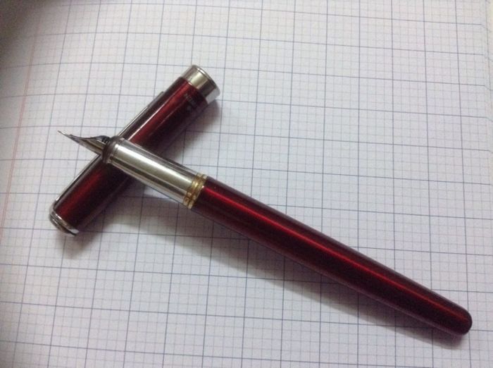 Ở phần đỉnh ngòi bút, có một khe rãnh thẳng đứng để mực chảy đều ra. ảnh 1