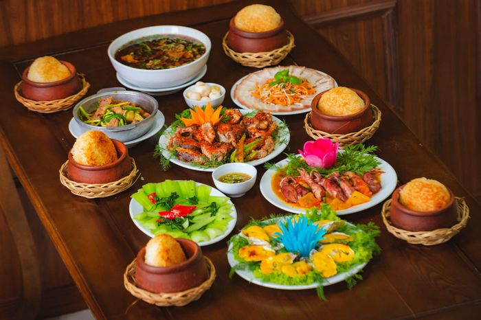 Ảnh 1 về cơm niêu và các món ăn khác