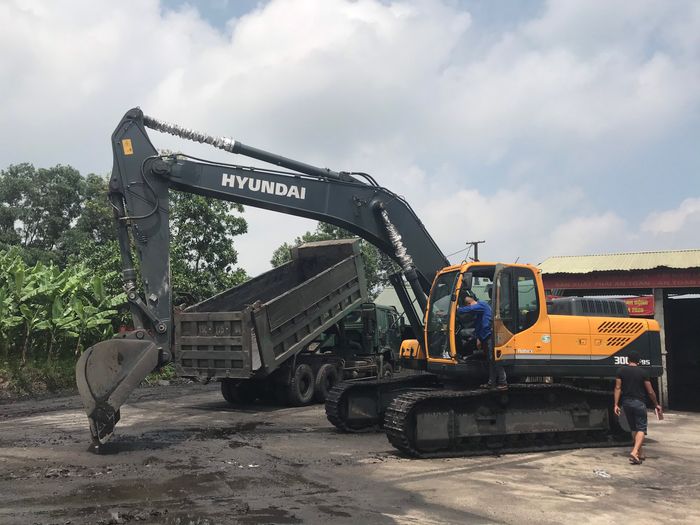 Hình ảnh máy xúc Hyundai 1