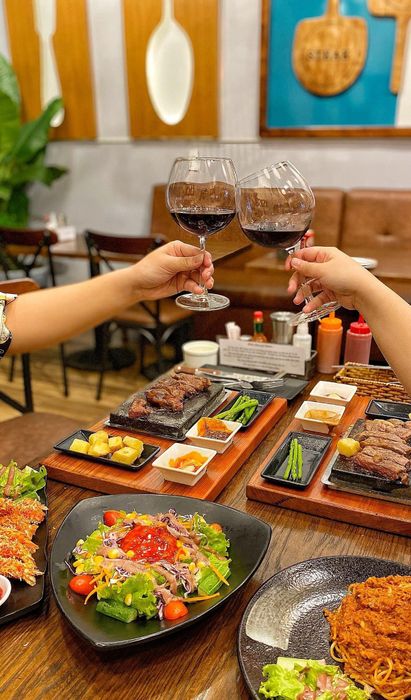 Khách thưởng thức bữa ăn tại nhà hàng ảnh 2