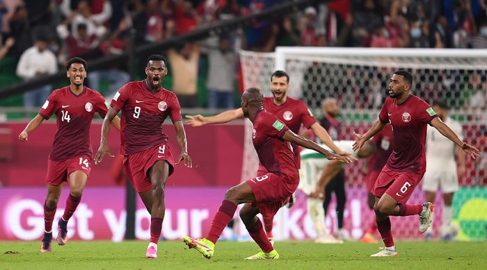 Các cầu thủ Qatar ăn mừng chiến thắng tại World Cup ảnh 2
