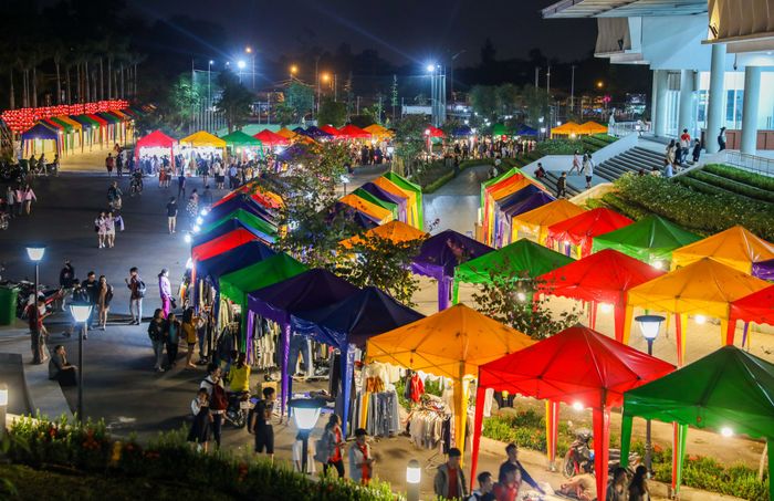 Chợ đêm tại khuôn viên đại học - Hình 1