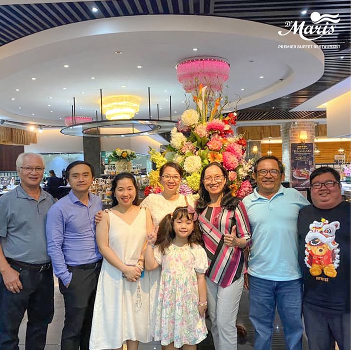 Hình ảnh thực khách dùng bữa tại nhà hàng 2