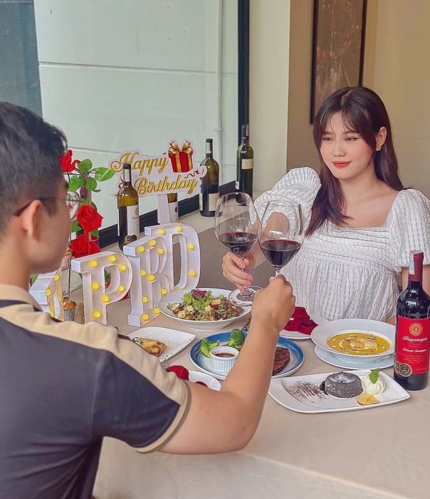 Khách tổ chức sinh nhật tại nhà hàng 2