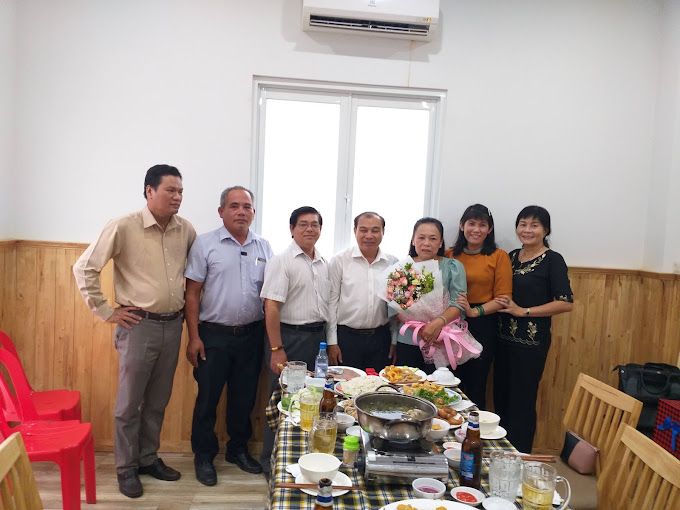 Khách hàng thưởng thức bữa ăn tại nhà hàng
