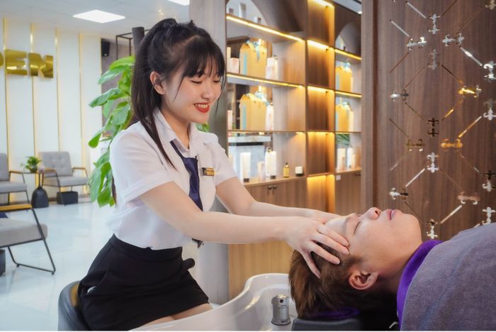 Hình ảnh 1 tại Thế giới tóc Nam Bi Roen Group