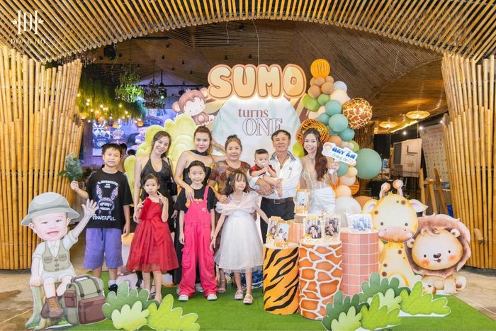Khách tổ chức sinh nhật tại nhà hàng 1
