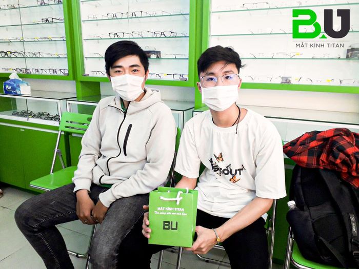 Hình ảnh Mắt Kính Titan (Bu Titan) 1