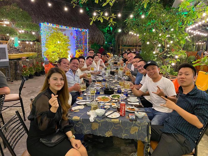 Khách thưởng thức bữa ăn tại nhà hàng 2