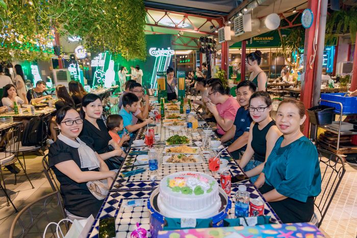 Khách tổ chức sinh nhật tại nhà hàng - Ảnh 1