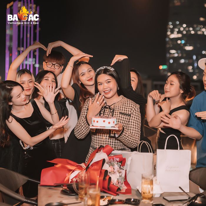 Khách tổ chức sinh nhật tại nhà hàng 1