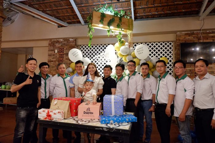 Khách hàng tổ chức tiệc tại nhà hàng ảnh 2