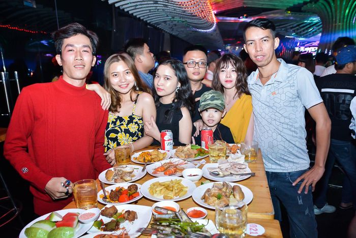 Khách hàng dùng bữa tại nhà hàng - ảnh 1