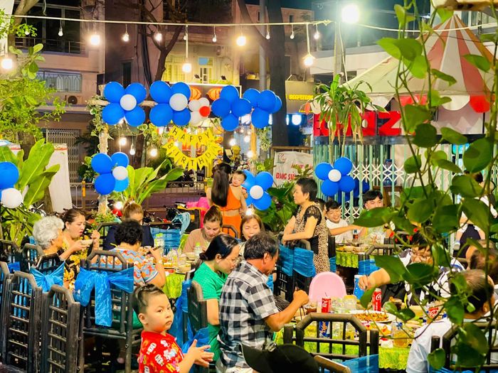 Khách hàng tổ chức tiệc tại nhà hàng - ảnh 2
