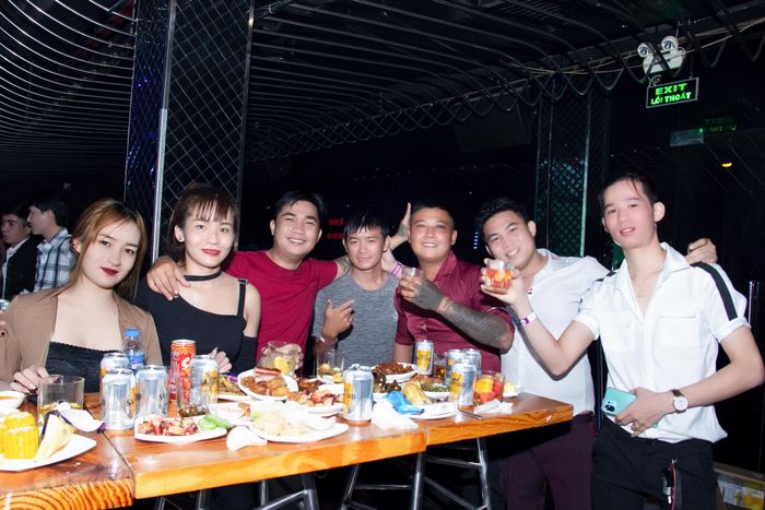 Khách hàng dùng bữa tại nhà hàng - ảnh 2