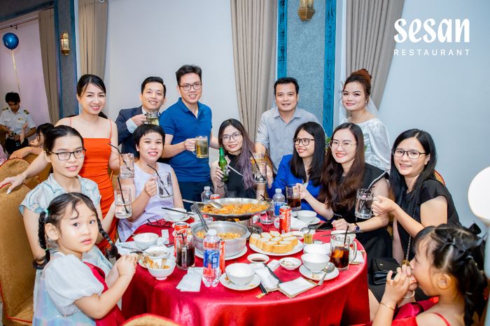 Khách thưởng thức bữa ăn tại nhà hàng 1