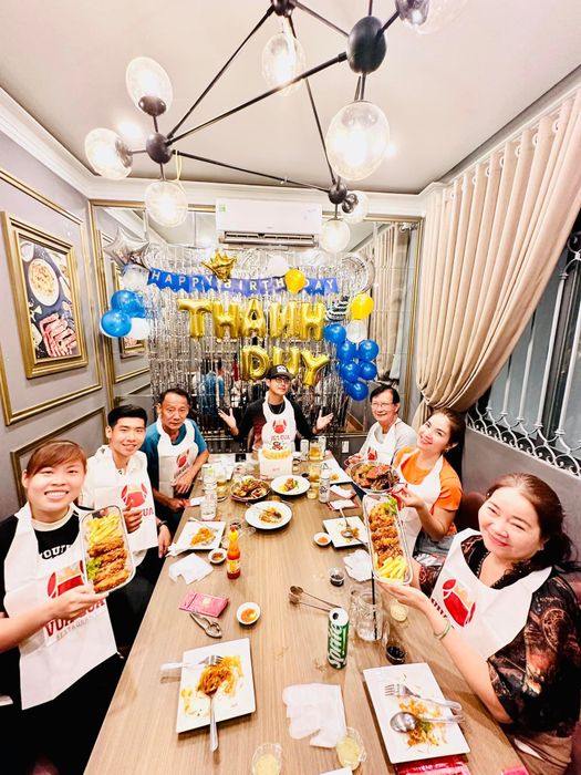 Khách thưởng thức bữa ăn tại nhà hàng ảnh 2