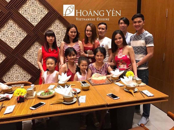 Khách hàng thưởng thức bữa ăn tại nhà hàng ảnh 2
