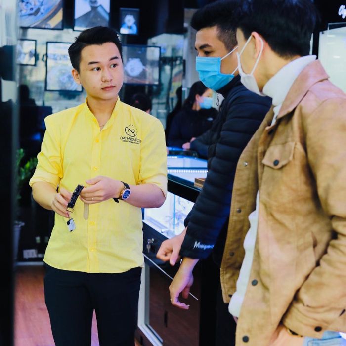 Nhân viên đang tư vấn đồng hồ - Hình ảnh 1