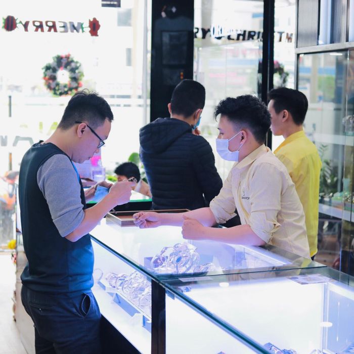 Nhân viên đang sửa đồng hồ - Hình ảnh 2