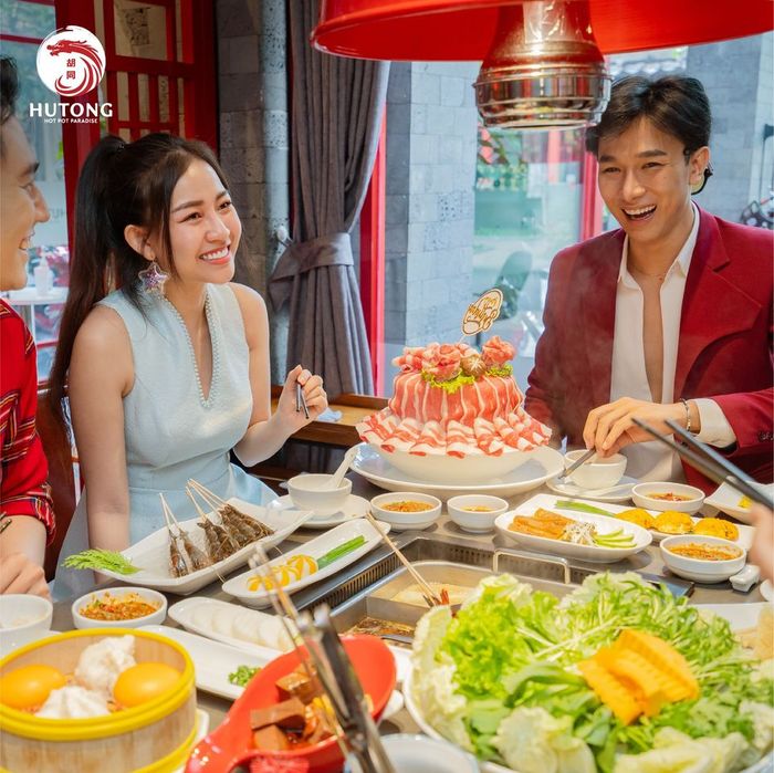 Thực khách thưởng thức món ăn tại nhà hàng ảnh 1