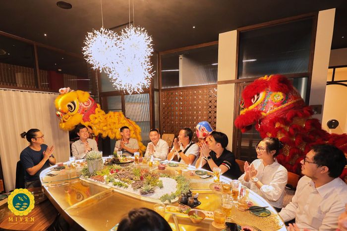 Khách hàng thưởng thức bữa ăn tại nhà hàng ảnh 2