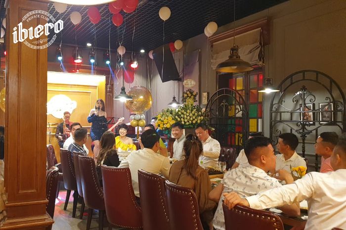 Khách hàng tham gia tiệc tại nhà hàng ảnh 2