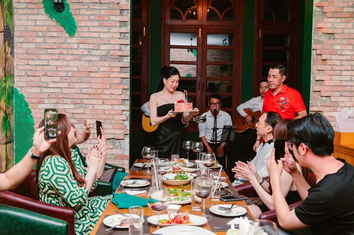 Khách thưởng thức bữa ăn tại nhà hàng - Ảnh 2
