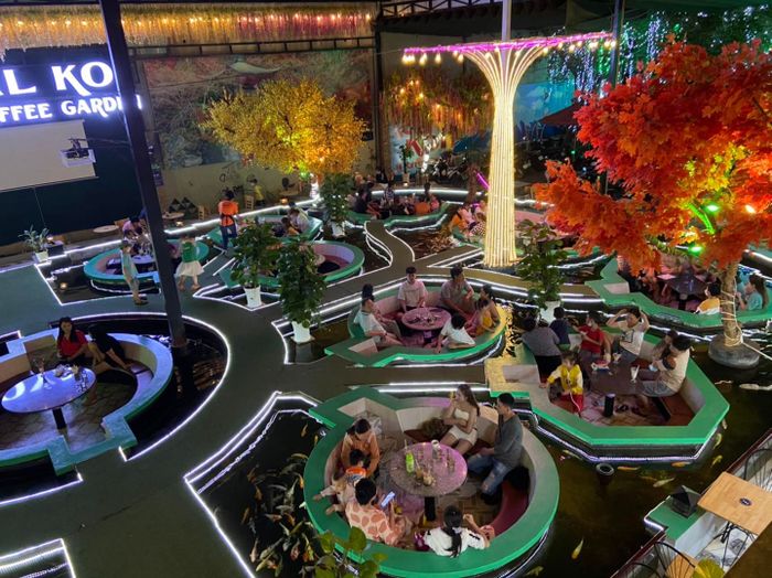 Hình ảnh 2 của Royal Koi Coffee Garden