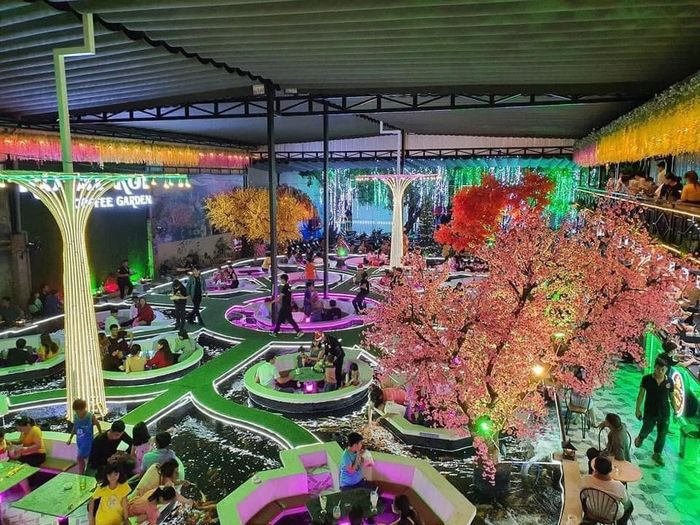 Hình ảnh 3 của Royal Koi Coffee Garden