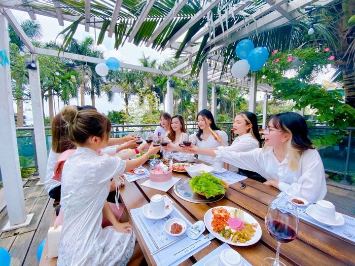 Khách thưởng thức bữa ăn tại nhà hàng - 2