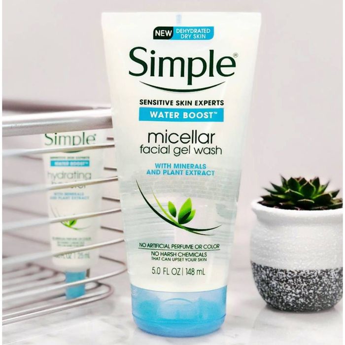 Hình ảnh 2 của Gel Rửa Mặt Không Xà Phòng, Kiềm Dầu và Ngừa Mụn Cho Da Nhạy Cảm Simple Purifying Gel Wash