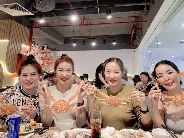 Khách thưởng thức bữa ăn tại nhà hàng 2