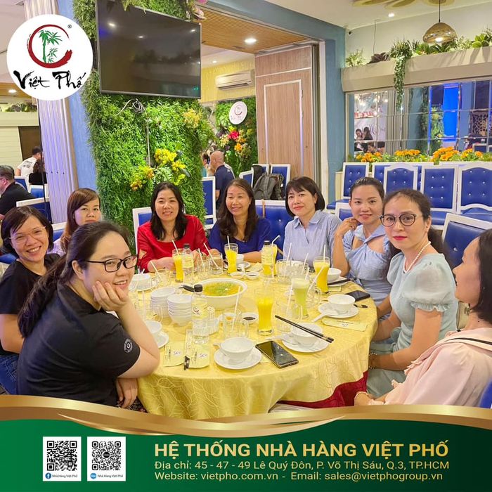 Khách thưởng thức bữa ăn tại nhà hàng ảnh 3