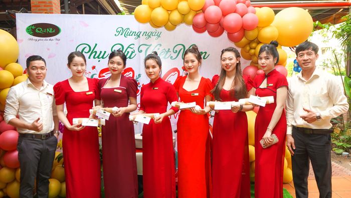 Khách thưởng thức bữa ăn tại nhà hàng - 3