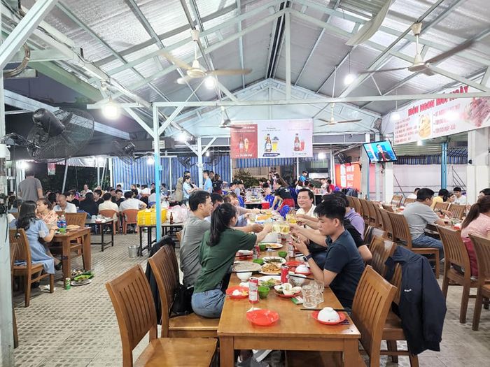 Khách thưởng thức bữa ăn tại nhà hàng - Ảnh 2