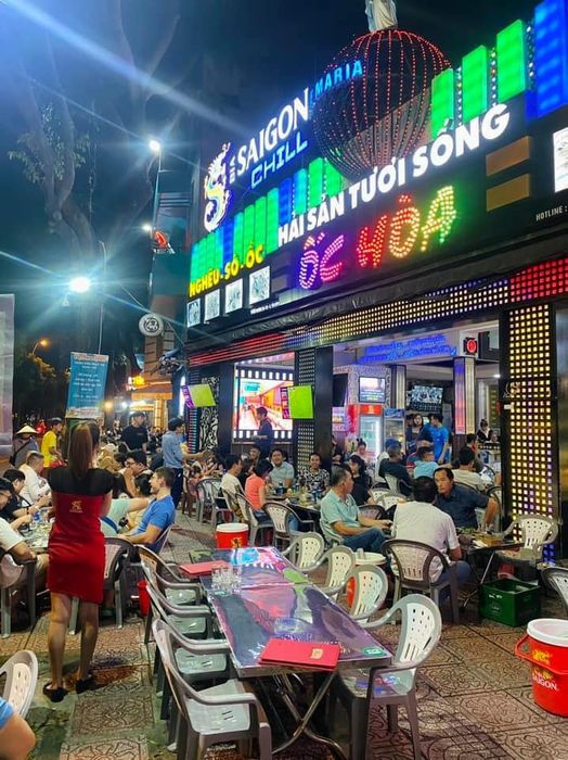 Khách thưởng thức bữa ăn tại nhà hàng - Ảnh 3