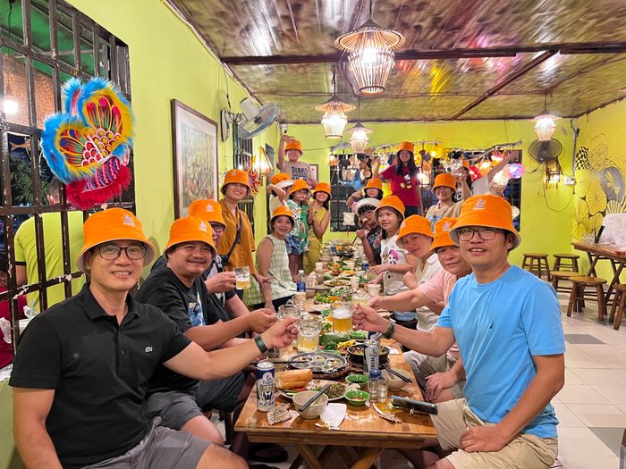 Khách hàng thưởng thức bữa ăn tại nhà hàng - Ảnh 3